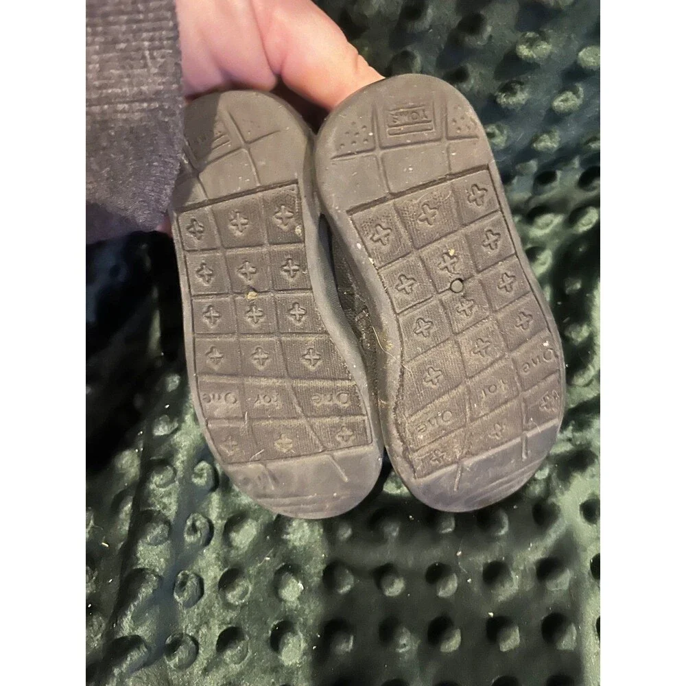 Tom’s toddler little kid size 6 6c solid black shoes sneakers